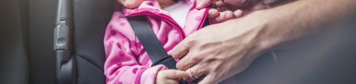 Un enfant vêtu d’un blouson risque d’être éjecté de son siège auto 