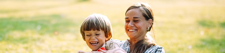 enfant jouant avec sa mère