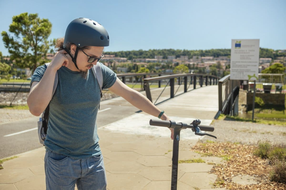 Le casque est obligatoire en trottinette électrique, de même qu'une assurance