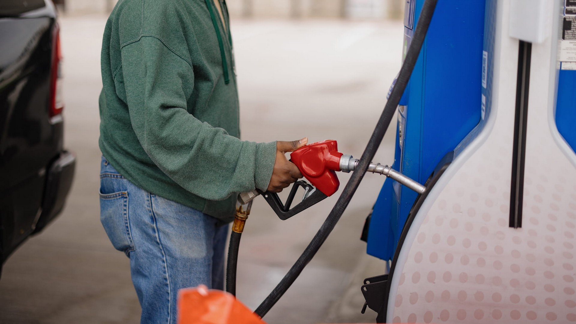 La hausse des prix à la pompe oblige les Français à réorganiser leur quotidien